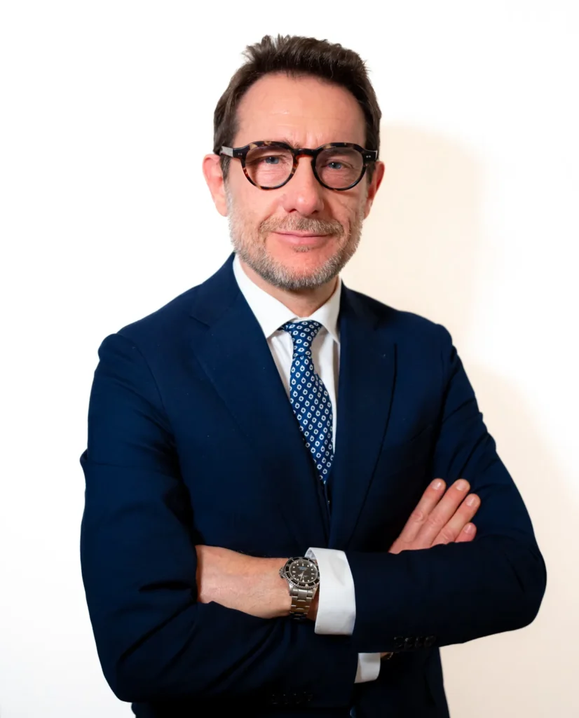 Avvocato Francesco Cecconi, fondatore dello Studio Legale Cecconi Nannini Avvocati Associati mentre firma un atto legale presso la sede di Firenze, attività di consulenza giuridica per imprese e privati tra Firenze e Roma, assistenza in operazioni societarie, diritto immobiliare e tutela dei diritti civili. Avvocato Francesco Cecconi, Studio Legale Firenze Roma, assistenza imprese, diritto immobiliare, contrattualistica, consulenza legale su misura. www.cn-avvocati.it Migliori Avvocati di Firenze. Migliori Avvocati di Roma. www.cn-avvocati.it